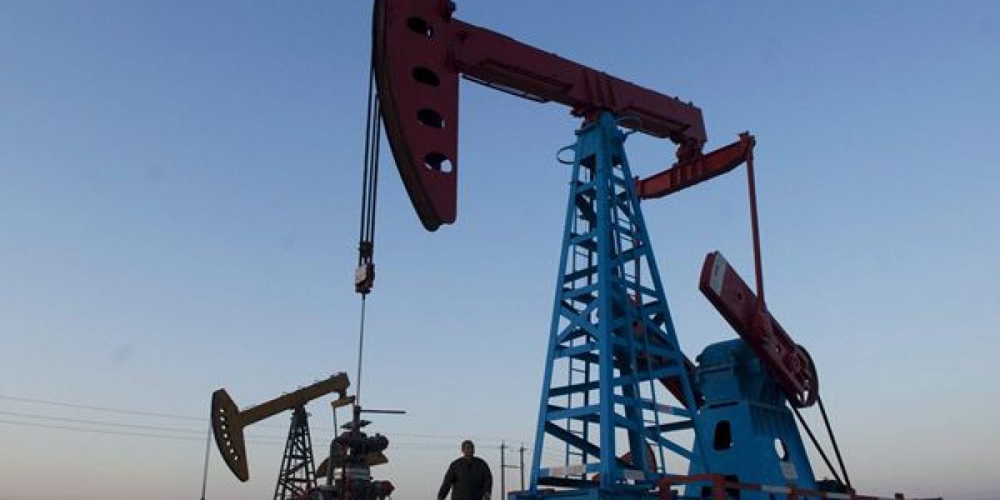 (FILE) An oil worker under an oil well as he checks the oil pumping equipment at Gudong oil field which is a part of China's Shengli oil field, 09 November 2007. ANSA/WU HONG TLB courtesy: 30/03/2020 - Ansa|