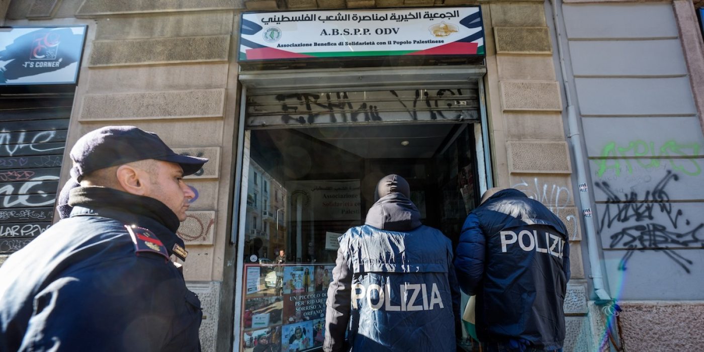 Perquisizioni da parte di Polizia e Guardia di Finanza nella sede dell’associazione filo palestinese Cupola d’oro,   Milano (Italia) Sabato 27 Dicembre 2025 (Foto Claudio Furlan/LaPresse)

Searches by the police and financial police at the headquarters of the pro-Palestinian association Cupola d'Oro, Milan (Italy), Saturday, 27 December 2025 (Photo: Claudio Furlan/LaPresse)